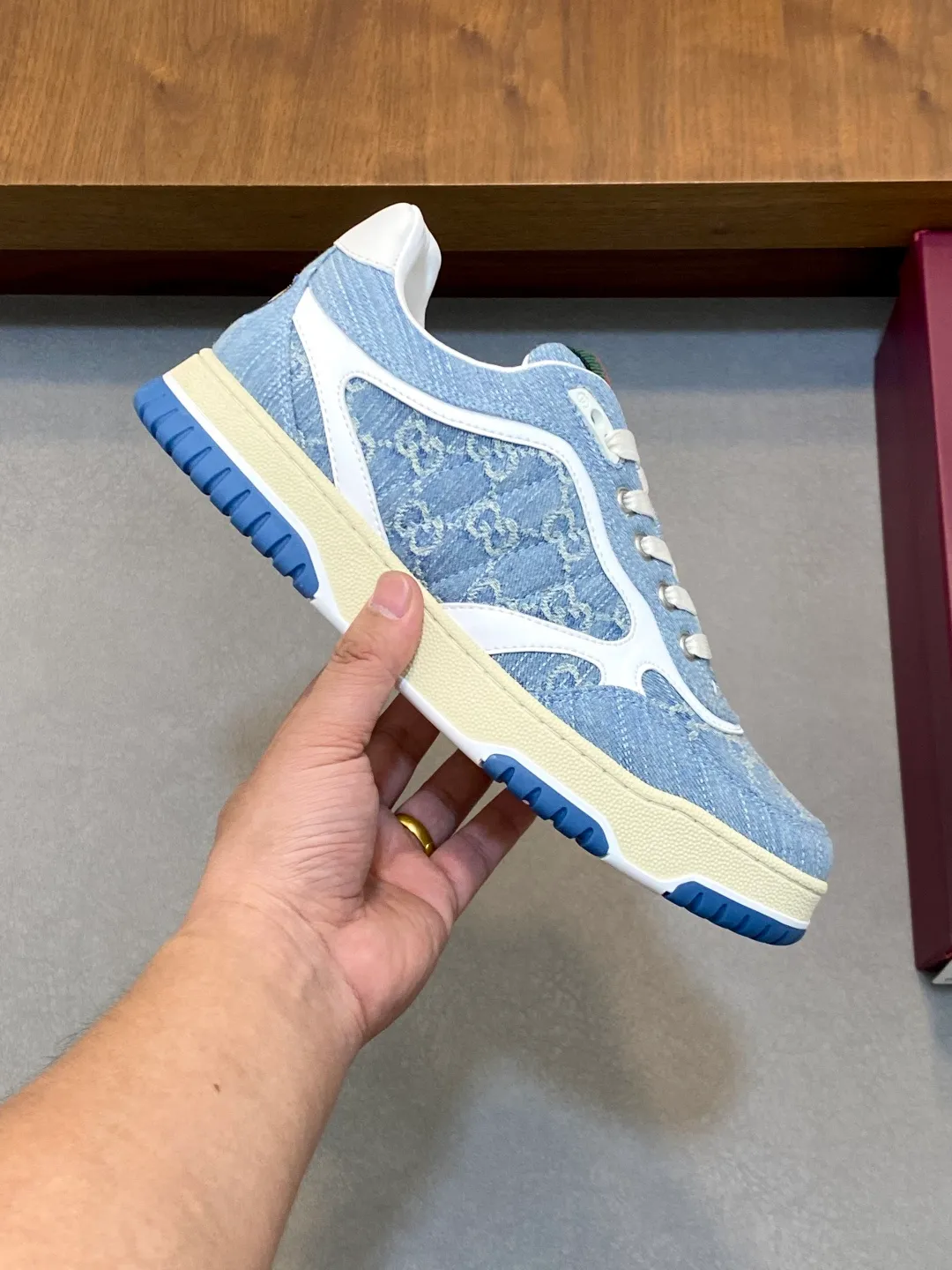 Men's Shoes 💰660 𝐆𝐮𝐜𝐜𝐢 𝐑𝐞-𝐖𝐞𝐛 As the first sneaker created by Sabato De Sarno for Gucci, the Re-Web series reinterprets the brand's classic stripes and sets off the modern silhouette design with bold and unique details. These shoes are crafted from white leather. This new sneaker is ingeniously decorated with many of the brand's classic details, and is equipped with a bright red and green webbing tongue, which will make people fall in love at first sight. White leather treated with a special process for softness and luster, with an embossed grainy texture. Script Gucci logo and interlocking G web label with Interlocking G and script Gucci logo. Rubber outsole with interlocking G detail eyelets. Web tongue. Size: 39-44 (customized for sizes 38 and 45)